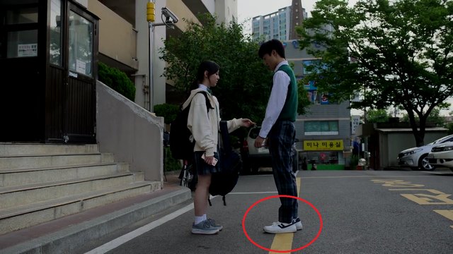 지금 우리 학교는 신발 노출 장면