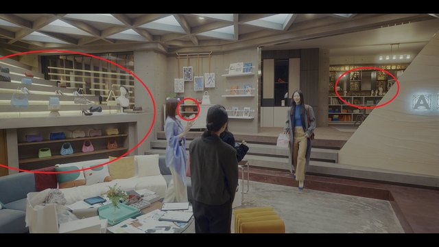 더 패뷸러스 매장 씬 가방 노출 장면